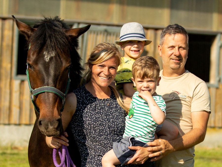 Wij zijn de familie S&uuml;&szlig; en met de Reiterhof Boltenhagen vervullen we onze levenslange droom. De kustplaats aan de Oostzee Boltenhagen heeft ons betoverd met zijn flair en natuurlijke schoonheid en we willen dit enthousiasme delen met onze klanten., &copy; Fotografie Ulrike Pawandenat