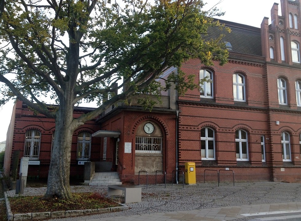 Bibliothek Sassnitz Au&szlig;enansicht mit Eingang, &copy; Tourismuszentrale R&uuml;gen