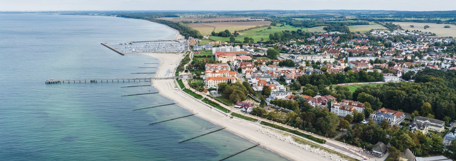 In K&uuml;hlungsborn schmiegt sich die schicke B&auml;derarchitektur bis an den Strand mit seiner 240 Meter langen Seebr&uuml;cke. In den Hotels des Ostseebads findet jeden Herbst das  Food-Festival &bdquo;K&uuml;hlungsborn kocht!&ldquo; statt.