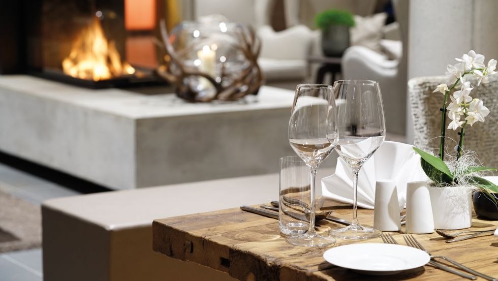 Gem&uuml;tliche Kaminecke f&uuml;r k&uuml;hle Tage im Restaurant Tafelhuus, &copy; Wonnemar Resort-Hotel Wismar