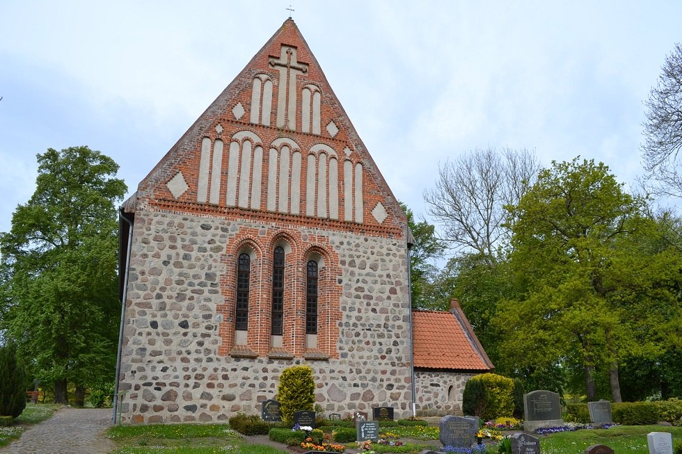 Ansicht der Kirche, Rückwand mit drei Fenstern und Giebel, © Lutz Werner