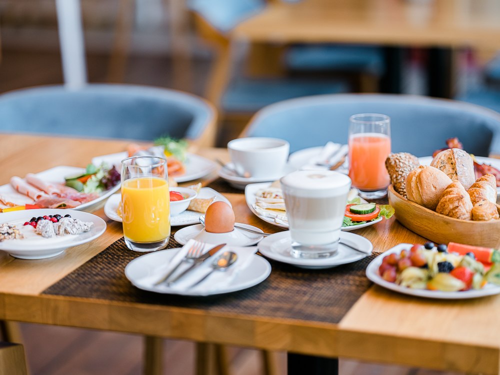 Fr&uuml;hst&uuml;ck // &copy; Hotel H&uuml;bner GmbH