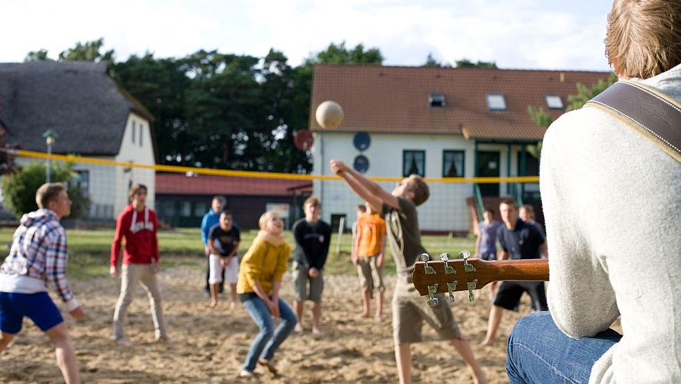 Im Feriendorf gibt es viele sportliche Freizeitaktivit&auml;ten - Hier wird es garantiert nicht langweilig // &copy; Jugendtours-Feriendorf Ummanz/Meixner