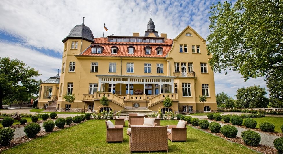 Blick auf den Park und das Bernsteinschloss Wendorf, &copy; Schlosshotel Wendorf