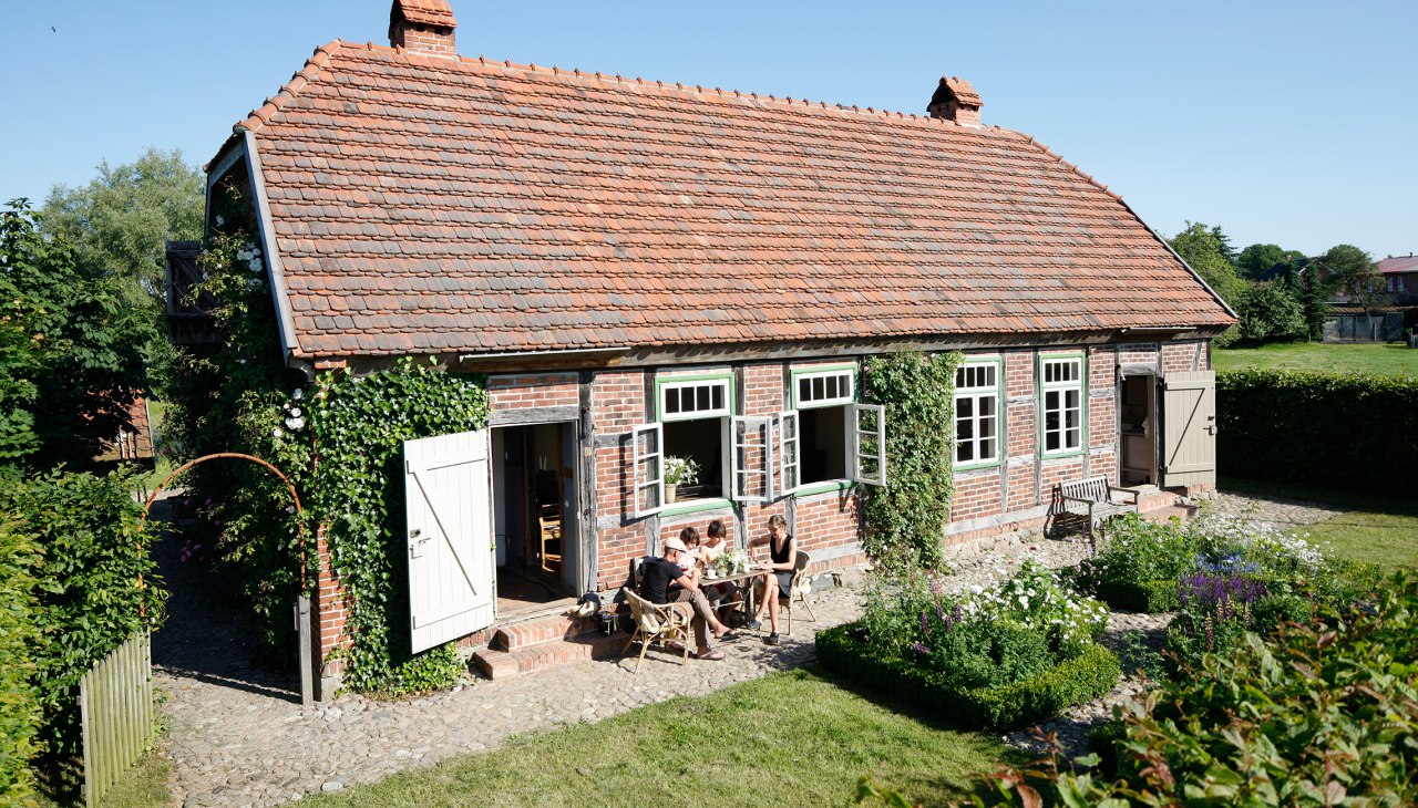 Frühstücksterrasse vor der alten Tagelöhnerkate, © Hauke Dressler Frühstücksterrasse vor der alten Tagelöhnerkate, © Hauke Dressler