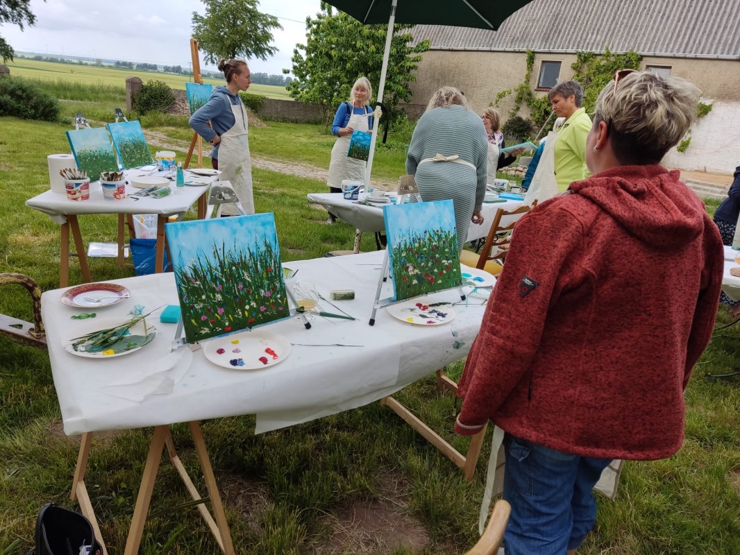 Zusammen Malen auf der Wiese. // &copy; Kulturhof Letschow e.V.