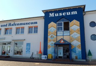 Direkt im Stadthafen gelegen: Das Fischerei- und Hafenmuseum in Sassnitz, © Heike Seelenbinder