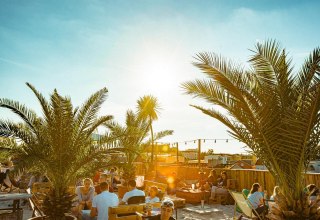 &copy; Sky Caf&eacute;