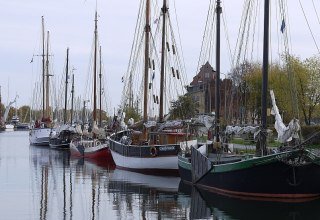 Teils über 100 Jahre alt sind die Schiffe und Boote im Museumshafen, © Sven Fischer