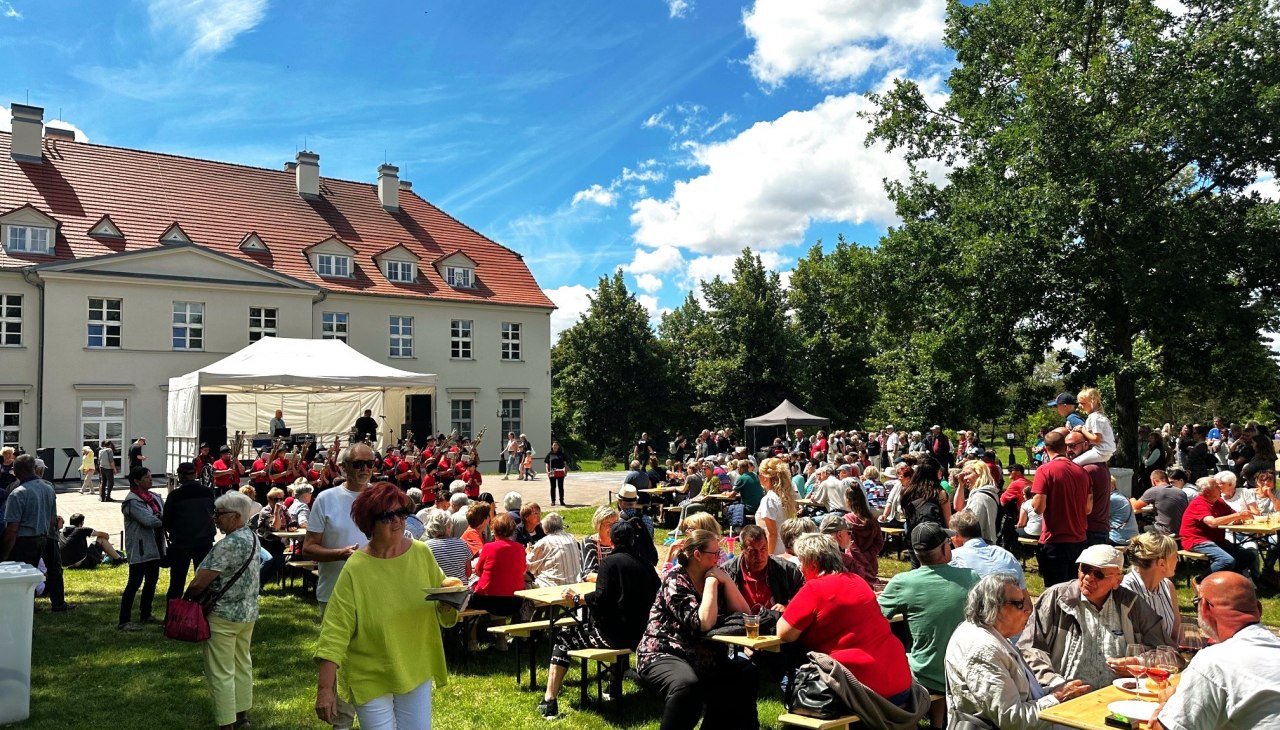 Weinblütenfest Schloss Rattey 2024, © Weingut Schloss Rattey | Inselmühle Usedom GmbH Weinblütenfest Schloss Rattey 2024, © Weingut Schloss Rattey | Inselmühle Usedom GmbH