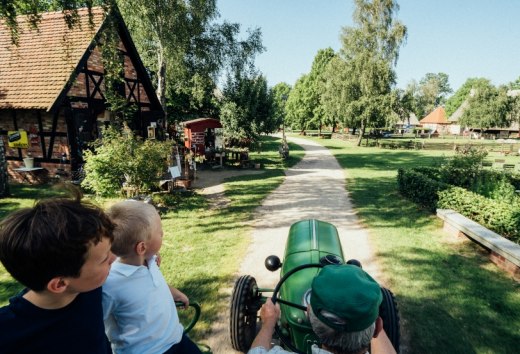 Mit dem Traktor aufs Feld – hier werden alle an der Hand genommen und können das Bauernhofleben entdecken. // © MV-T/Gaensicke Mit dem Traktor aufs Feld – hier werden alle an der Hand genommen und können das Bauernhofleben entdecken. // © MV-T/Gaensicke