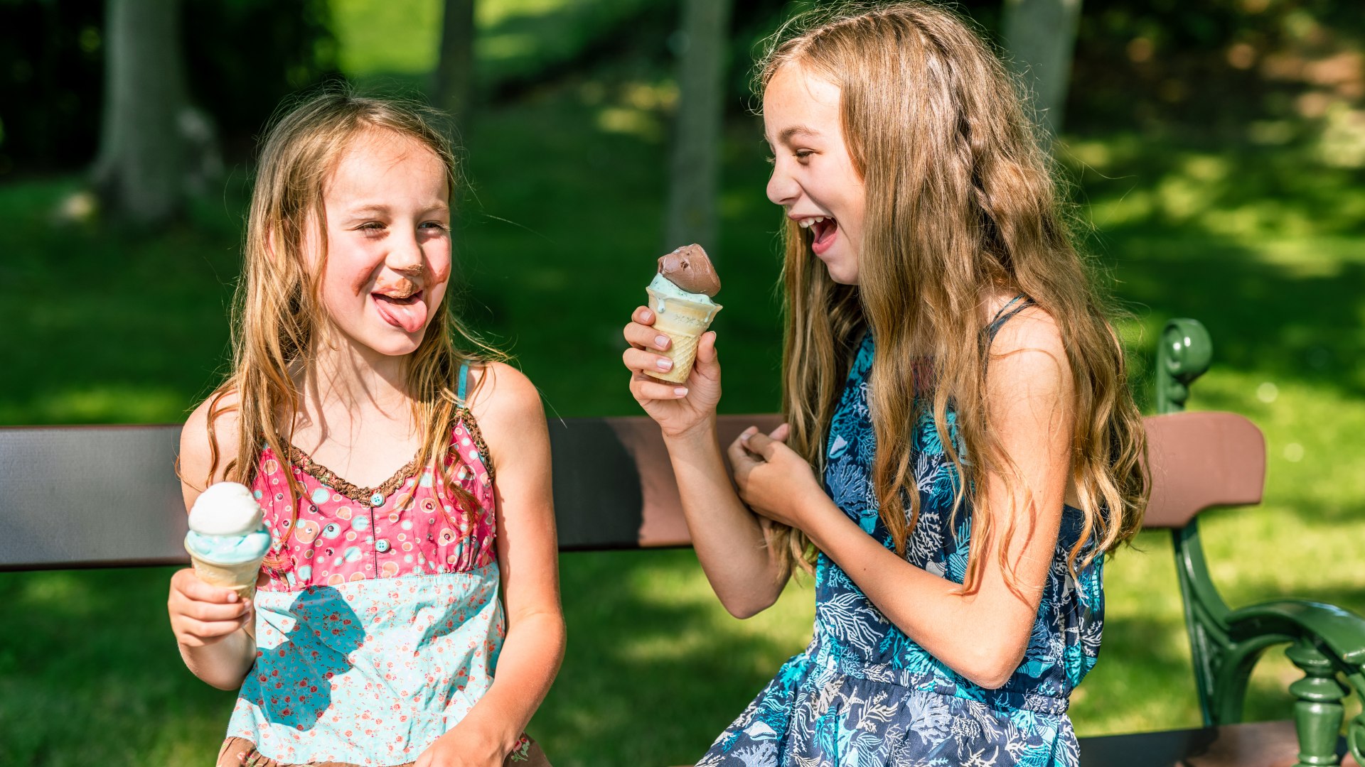Twee kinderen eten ijs en lachen. // IJskoud geluk: Josi en Luna zijn naar zowat elke ijssalon op Usedom geweest. // © MV-T/Tiemann Twee kinderen eten ijs en lachen.