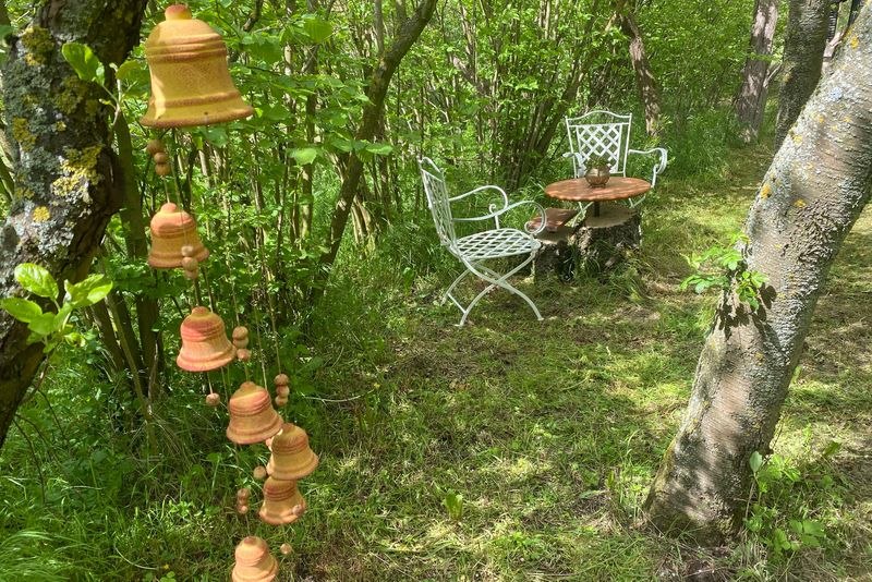 In onze tuin vind je verborgen, knusse plekjes om je terug te trekken, te lezen, na te denken, te dromen of te werken in alle rust, geïnspireerd door de natuur. Creativiteit is niet moeilijk., © © Anders Balari In onze tuin vind je verborgen, knusse plekjes om je terug te trekken, te lezen, na te denken, te dromen of te werken in alle rust, geïnspireerd door de natuur. Creativiteit is niet moeilijk., © © Anders Balari