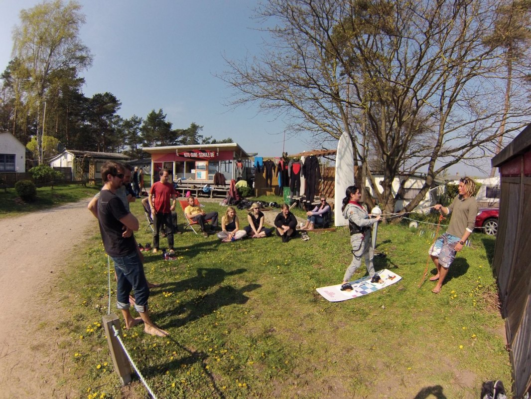 Trotz praxisorientierter Schulung: theoretische Vorbereitungen an unserer Schule // &copy; Kitesurfschule Pepelow
