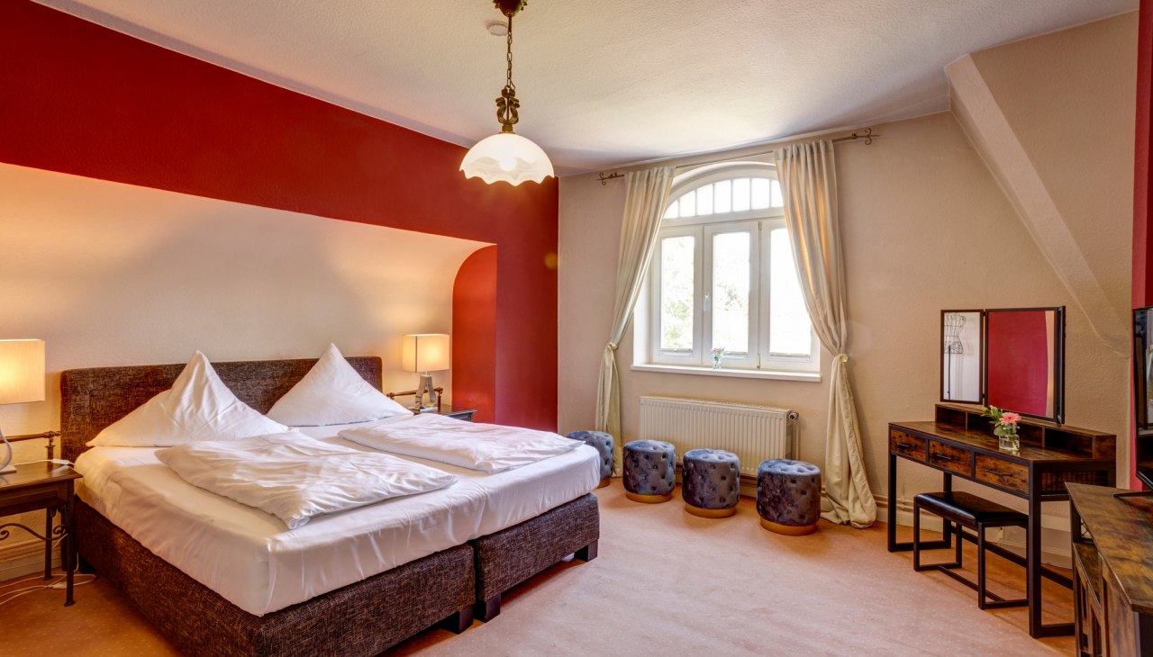 Zicht op het slaapgedeelte van een van de kamers., &copy; Jagdschl&ouml;sschen Schwartow / Jan Haeselich