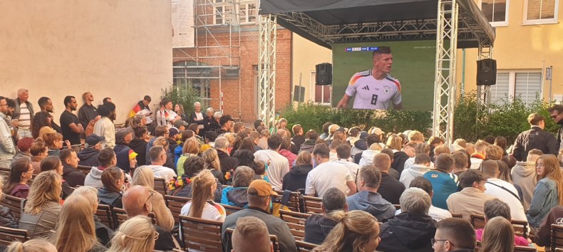 Public Viewing Schnick Schnack // &copy; Thomas Hensel