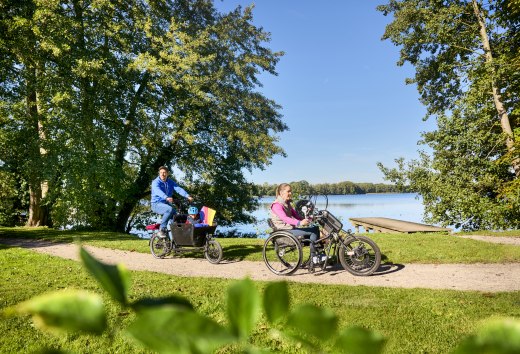 Mit dem Handbike auf Entdeckertour in Mecklenburg-Vorpommern // © DZT/Wegener Mit dem Handbike auf Entdeckertour in Mecklenburg-Vorpommern // © DZT/Wegener