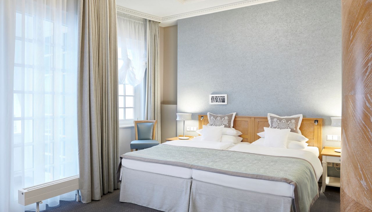 Einblick in eine Junior Suite mit Seeblick im A-ROSA Kurhaus Binz, © Pocha