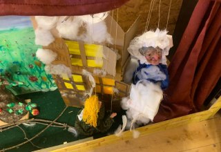 Frau Holle schüttelt das Kissen in ihrem Haus, © Martina Kriedel Frau Holle schüttelt das Kissen in ihrem Haus, © Martina Kriedel