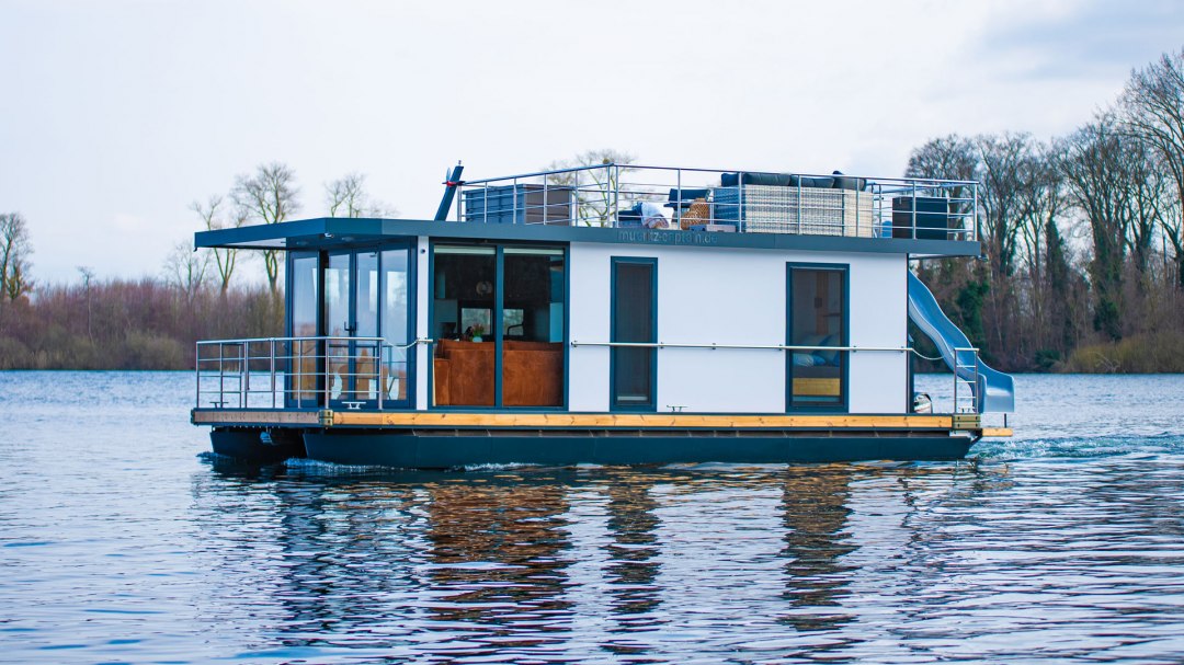 Hausboot mit Wasserrutsche, &copy; Daniel Steinke Fotografie