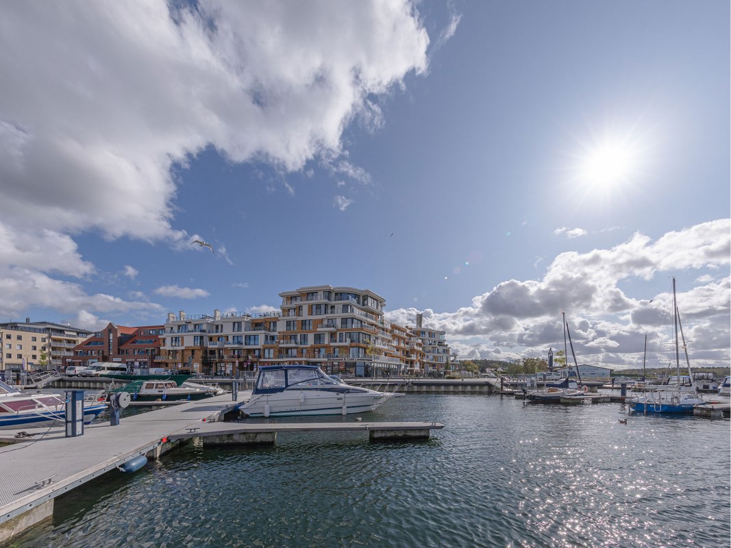 Hafenresidenz Waren (M&uuml;ritz) &ndash;
Ihr exklusiver R&uuml;ckzugsort am Warener Hafen // &copy; K&K Ferienimmobilien GmbH & Co.KG