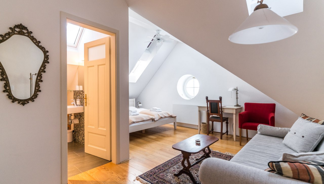 Einblick in eins von 30 Zimmern. Die stilvoll-herzliche Eleganz des Gutshauses, die Besinnung auf kl&ouml;sterliche Einkehr und die hochwertige, auf das Wesentliche reduzierte Zimmergestaltung unterst&uuml;tzen Sie auf Ihrem Weg nach innen, auf der Suche nach Ruhe und Erholung., &copy; Kloster Gut Saunstorf