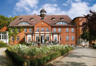 Das Hotel Schloss Basthorst Au&szlig;enansicht // &copy; Hotel Schloss Basthorst/Michael Frahm