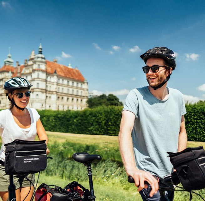 Unterwegs mit dem Rad am Schloss Güstrow // © MV-T/Gänsicke Unterwegs mit dem Rad am Schloss Güstrow // © MV-T/Gänsicke
