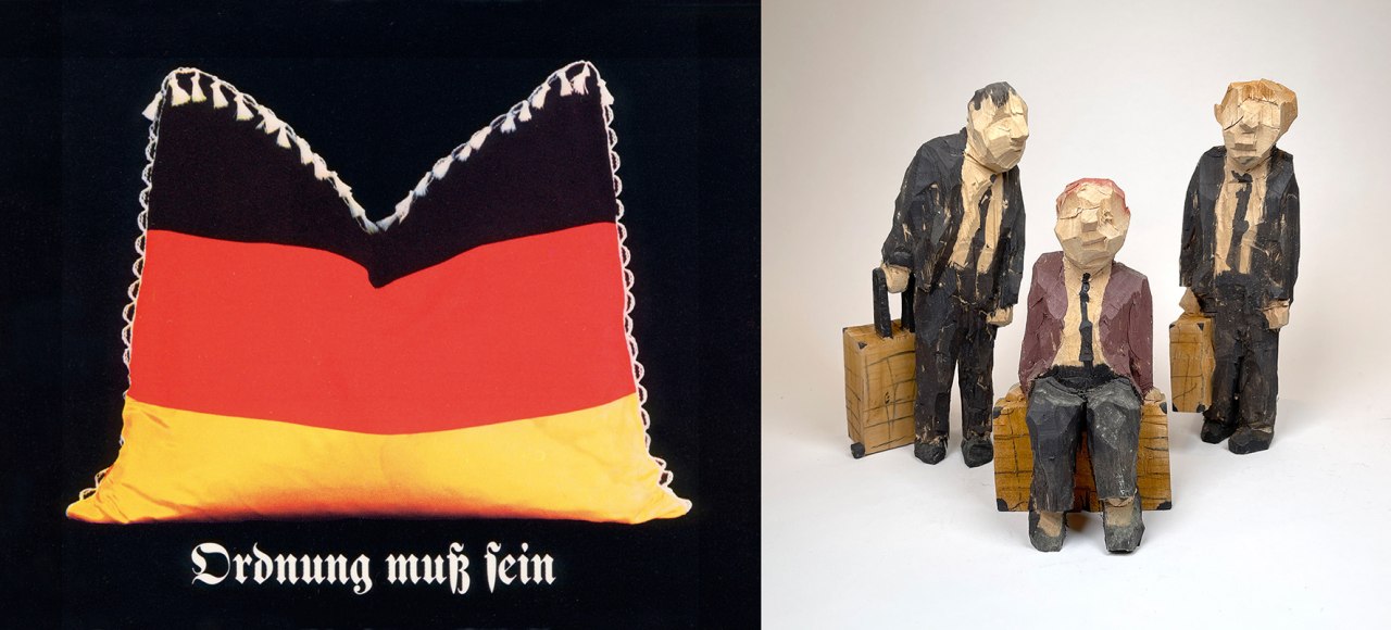 Klaus Staeck, &raquo;Ordnung muss sein&laquo;, 1987, Plakat, DIN-A1, 84.0 x 59.4 cm Georg Schulz, &raquo;Koffertr&auml;ger&laquo;, 2023, Holzskulptur, 25 cm, &copy; Staeck / Schulz