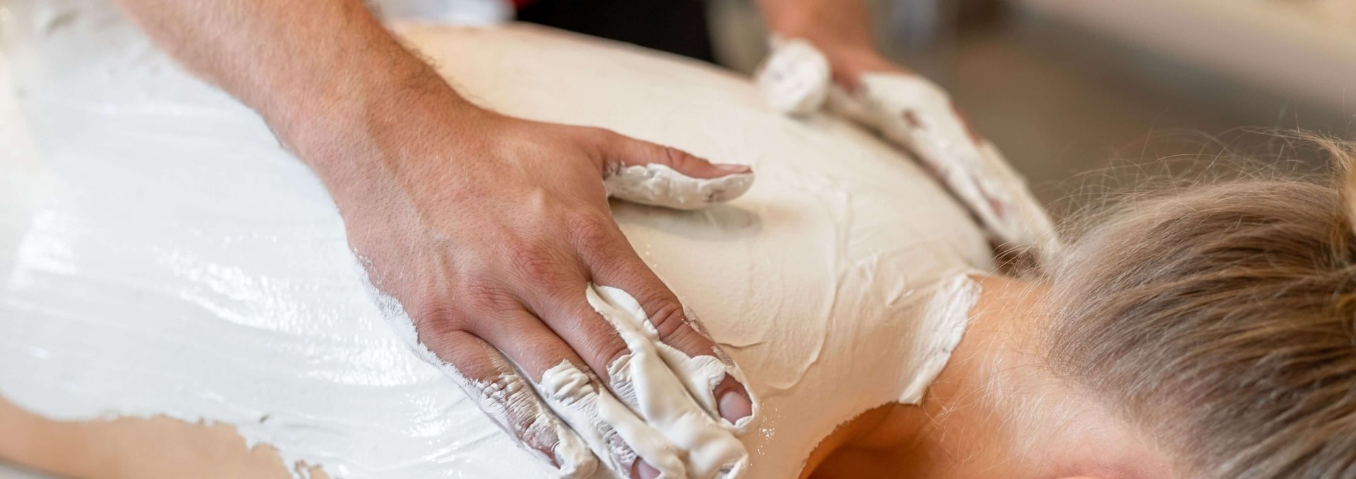 Massagen und Packungen mit Kreide geh&ouml;ren zum vielf&auml;ltigen Wellness- und Gesundheitsangebot der Insel R&uuml;gen. // &copy; MV-T/Tiemann