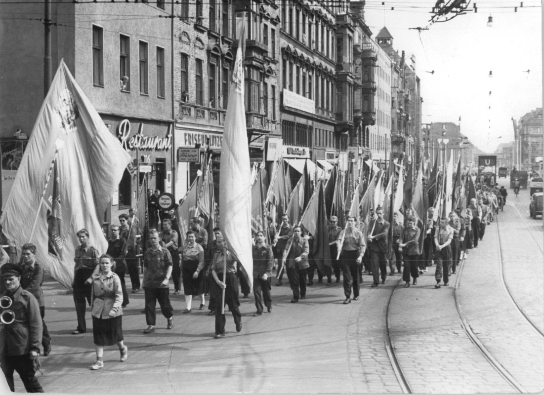 FDF-Demonstration zum Auftakt des II. Deutschlandtreffens am 22.5.1954 in Berlin // © BArch, Bild 183-24755-0003, Fotograf: Heinz Junge FDF-Demonstration zum Auftakt des II. Deutschlandtreffens am 22.5.1954 in Berlin // © BArch, Bild 183-24755-0003, Fotograf: Heinz Junge