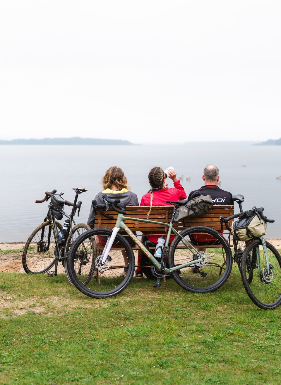 Rast muss sein! Am Malchiner See lassen Sarah und ihre beiden Kumpels Vito und Thomas bei einer Pause die Seele baumeln. // © MV-T/Gross Rast muss sein! Am Malchiner See lassen Sarah und ihre beiden Kumpels Vito und Thomas bei einer Pause die Seele baumeln.