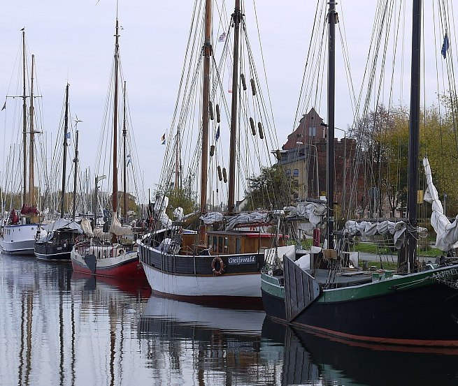 Teils &uuml;ber 100 Jahre alt sind die Schiffe und Boote im Museumshafen // &copy; Sven Fischer