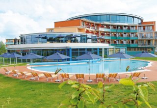 Das Kurzentrum Waren (Müritz) mit Thermalsoleaußenbecken // © Kurzentrum Waren (Müritz) Das Kurzentrum Waren (Müritz) mit Thermalsoleaußenbecken // © Kurzentrum Waren (Müritz)