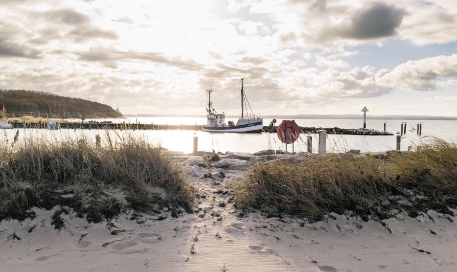 Strandspaziergang mit Blick auf einen in der Ostsee gelegenen Fischkutter im Hafen von Timmendorf auf der Insel Poel. // © MV-T/Meckel Strandspaziergang mit Blick auf einen in der Ostsee gelegenen Fischkutter im Hafen von Timmendorf auf der Insel Poel. // © MV-T/Meckel