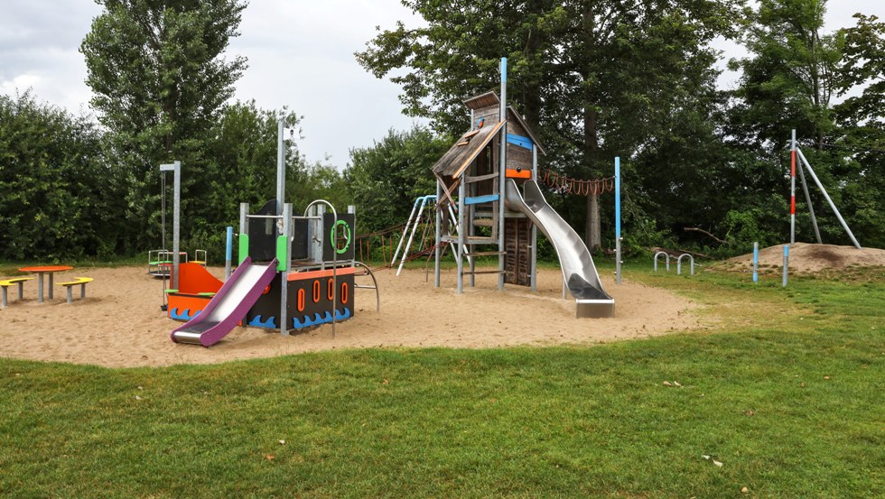 Strandbad Zarrentin - Kleine Badegäste können sich zwischendurch auf dem Spielplatz austoben, © TMV/Gohlke Strandbad Zarrentin - Kleine Badegäste können sich zwischendurch auf dem Spielplatz austoben, © TMV/Gohlke