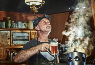 Der Braumeister beim Genuss seiner Arbeit. // © MV-T/pocha.de Der Braumeister beim Genuss seiner Arbeit. // © MV-T/pocha.de