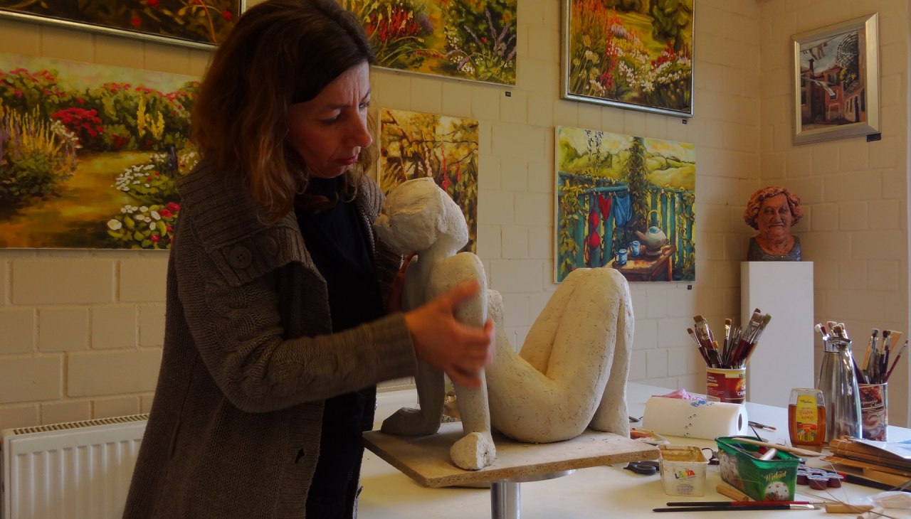 Christine Radecke beim Modellieren einer Plastik, © Christine Radecke Christine Radecke beim Modellieren einer Plastik, © Christine Radecke