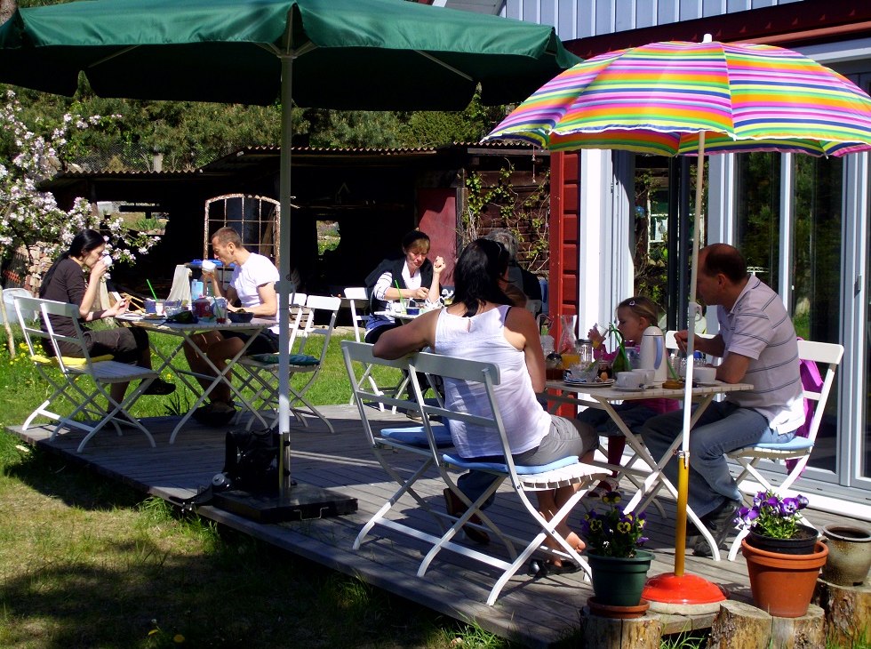 Schöne und sonnige Plätze bietet die Terrasse im Sommer für das Genießen des beliebten Frühstücks, © Gesundhaus Klatschmohn/Wendt Schöne und sonnige Plätze bietet die Terrasse im Sommer für das Genießen des beliebten Frühstücks, © Gesundhaus Klatschmohn/Wendt