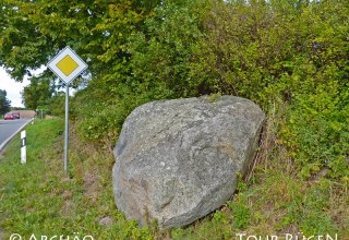 een deksteen van de megalithische graftombe "Fliederbusch" direct aan de weg tussen Putbus en Vilmnitz // © Archäo Tour Rügen een deksteen van de megalithische graftombe "Fliederbusch" direct aan de weg tussen Putbus en Vilmnitz // © Archäo Tour Rügen