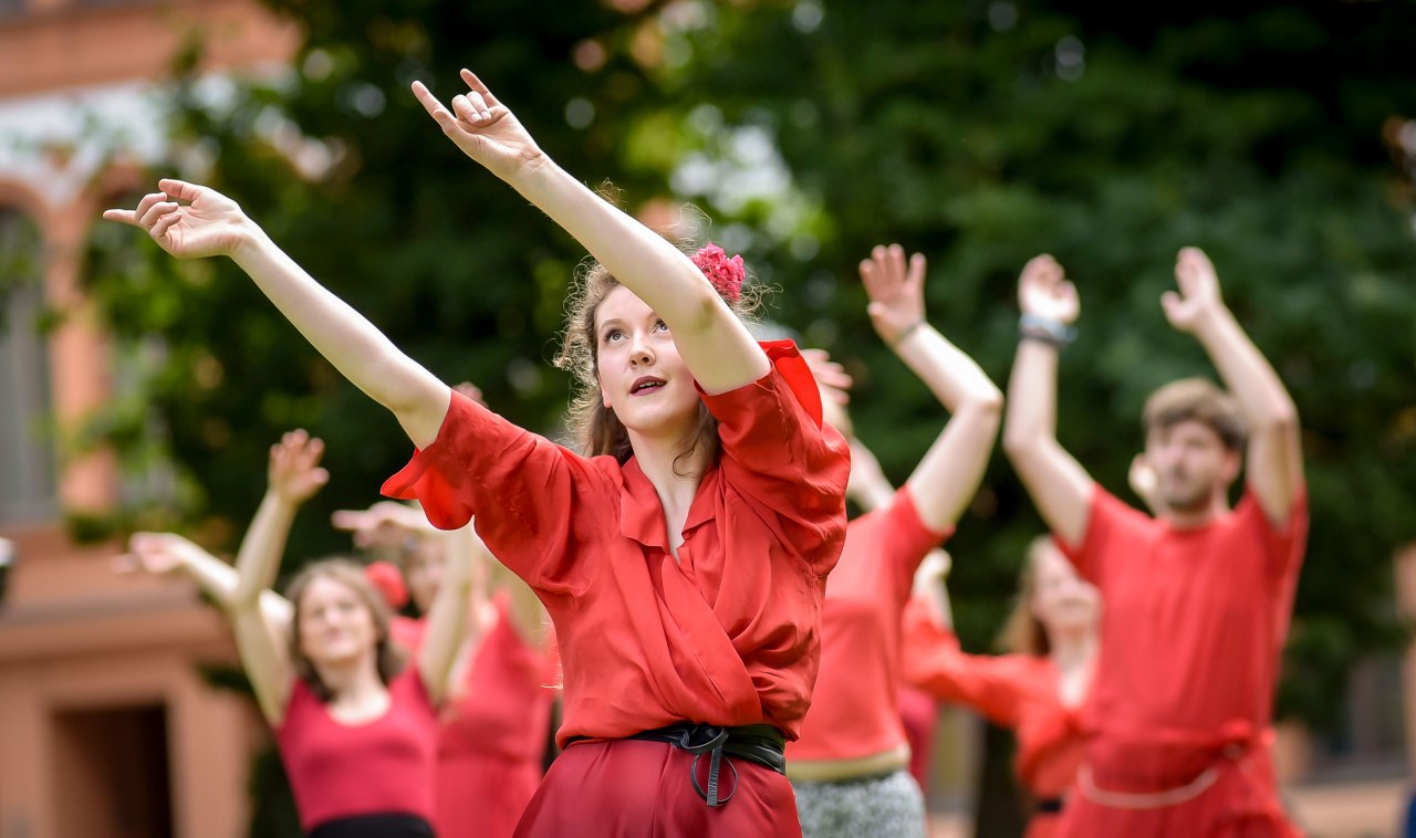 Tanzleiterin Isabelle studiert die Choreografie mit den Teilnehmerinnen und Teilnehmern ein. // &copy; Roland Ulrich