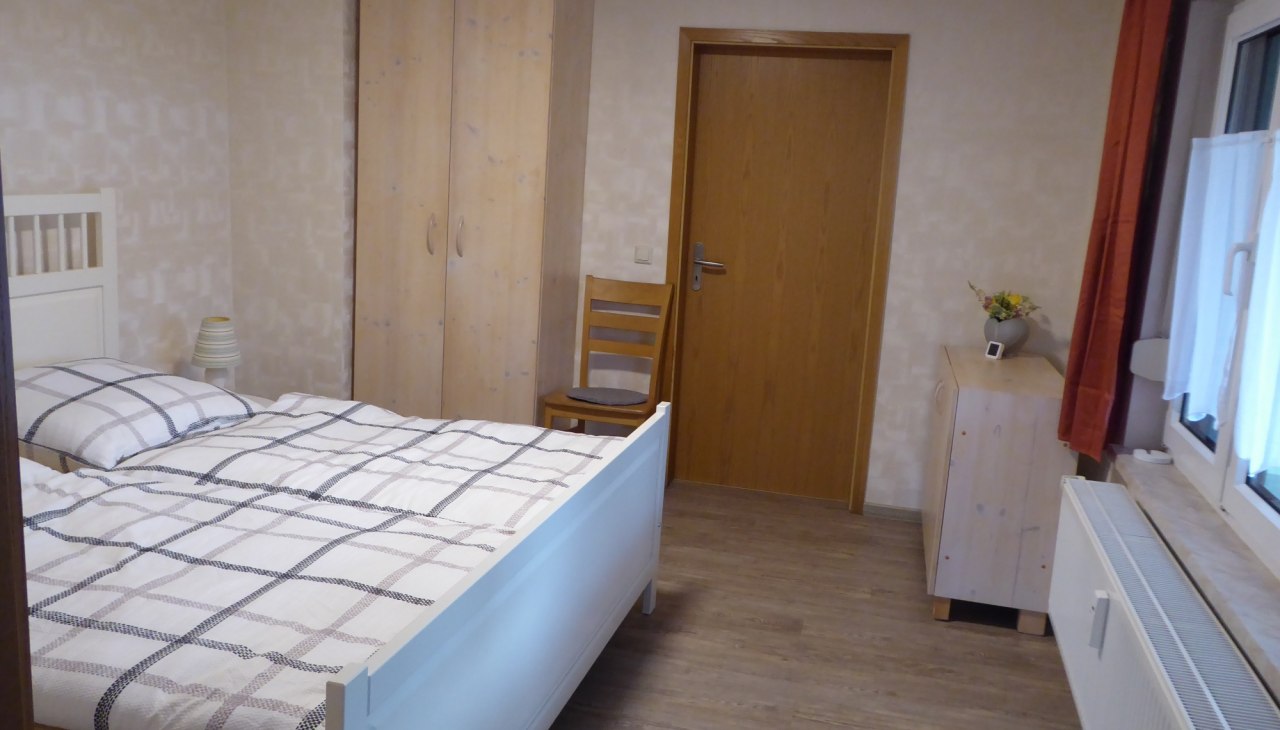 8-Hofblick - Schlafzimmer, &copy; Beate Lindstaedt