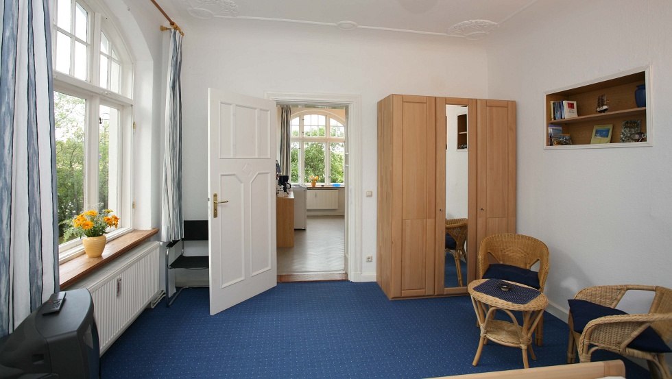 Blick &uuml;ber die Wohnzimmer zur K&uuml;che, &copy; Jan B&ouml;hnke, Plessentin GmbH, Warnem&uuml;nde