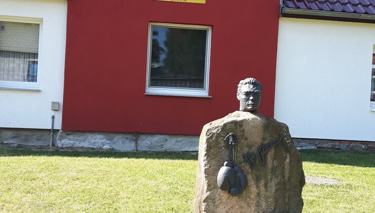 Gedenkstein Max Schmeling vor dem Geburshaus, © Angelika Michaelis Gedenkstein Max Schmeling vor dem Geburshaus, © Angelika Michaelis