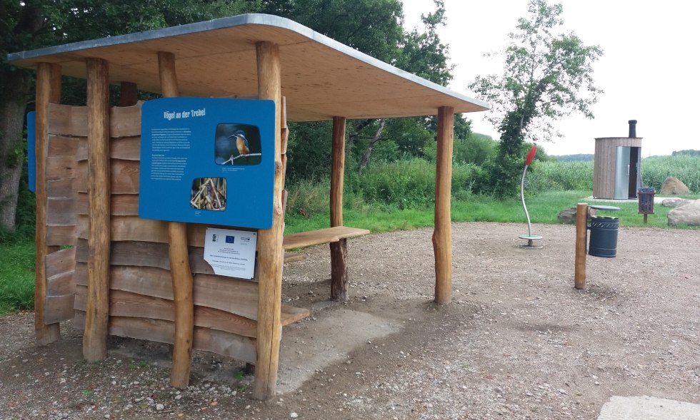 Der Rastplatz ist ausgestattet mit einer überdachten Sitzgruppe und Komposttoilette // © Martin Hagemann Der Rastplatz ist ausgestattet mit einer überdachten Sitzgruppe und Komposttoilette // © Martin Hagemann