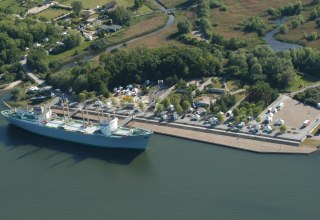 Luftbild von der Hafenpromenade der FLAIR AM MEER // &copy; inRostock