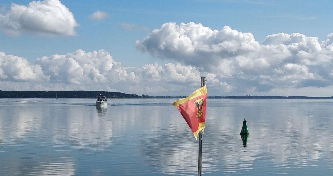 Sei-Gast-2026_Fahrgastschifffahrt-Lademann-Mos_Wolgast_C_Fahrgastschifffahrt-Lademann-Mos (1), © Fahrgastschifffahrt Lademann Mos Sei-Gast-2026_Fahrgastschifffahrt-Lademann-Mos_Wolgast_C_Fahrgastschifffahrt-Lademann-Mos (1), © Fahrgastschifffahrt Lademann Mos