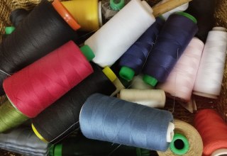 Ein Korb voller verschieden farbiger Nähgarnspulen., © Jugendkunstschule Vorpommern-Rügen e.V. Ein Korb voller verschieden farbiger Nähgarnspulen., © Jugendkunstschule Vorpommern-Rügen e.V.