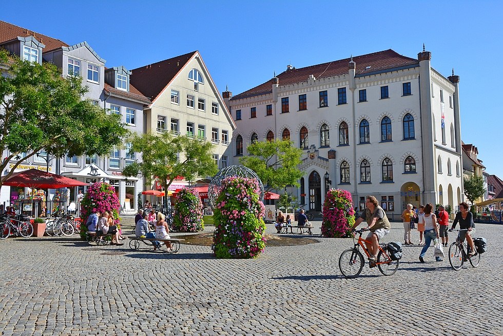 Auf dem Neuen Markt von Waren (Müritz) lässt sich gut verweilen // © Heidi Goerlt Auf dem Neuen Markt von Waren (Müritz) lässt sich gut verweilen // © Heidi Goerlt