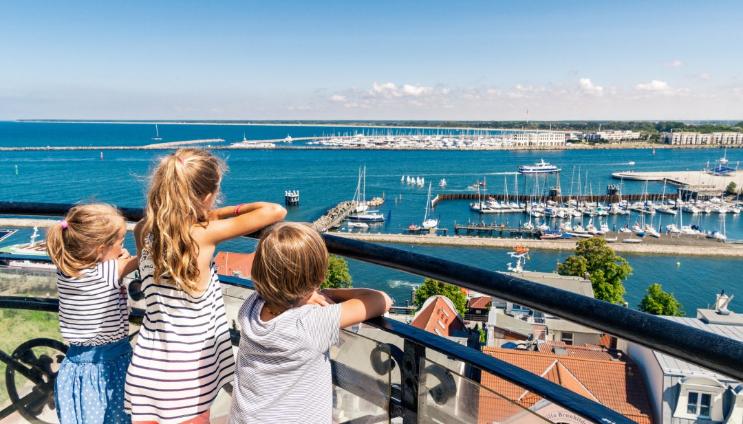 Ausblick vom 30,6 Meter hohem Leuchtturm in Warnem&uuml;nde. // &copy; MV-T/S&uuml;&szlig;